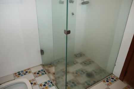 Casa de condomínio para alugar com 750m², 5 quartos e 6 vagasBanheiro da Suíte 2