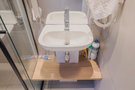 Banheiro de kitnet/studio à venda com 1 quarto, 23m² em Pinheiros, São Paulo