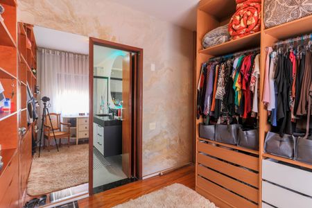 Casa à venda com 250m², 3 quartos e 3 vagasCloset da Suíte