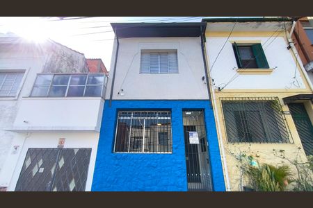 Fachada + Plaquinha de casa para alugar com 2 quartos, 80m² em Vila Monumento, São Paulo