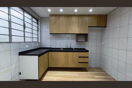 Cozinha de casa para alugar com 2 quartos, 80m² em Vila Monumento, São Paulo