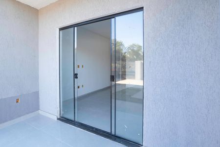 Casa à venda com 74m², 3 quartos e 2 vagasEntrada