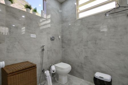 Casa de condomínio à venda com 480m², 4 quartos e 1 vaga Casa de condomínio à venda com 480m², 4 quartos e 1 vagaBanheiro da Suíte 1