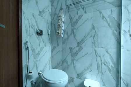 Casa de condomínio à venda com 480m², 4 quartos e 1 vaga Casa de condomínio à venda com 480m², 4 quartos e 1 vagaBanheiro da Suíte 2