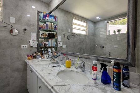 Casa de condomínio à venda com 480m², 4 quartos e 1 vaga Casa de condomínio à venda com 480m², 4 quartos e 1 vagaBanheiro da Suíte 1