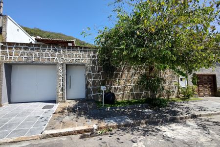 Casa de condomínio à venda com 480m², 4 quartos e 1 vaga Casa de condomínio à venda com 480m², 4 quartos e 1 vagaFachada