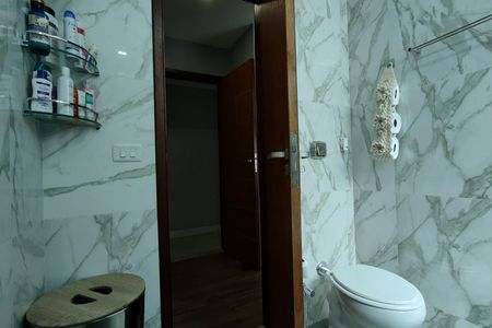 Casa de condomínio à venda com 480m², 4 quartos e 1 vaga Casa de condomínio à venda com 480m², 4 quartos e 1 vagaBanheiro da Suíte 2