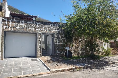 Casa de condomínio à venda com 480m², 4 quartos e 1 vaga Casa de condomínio à venda com 480m², 4 quartos e 1 vagaFachada