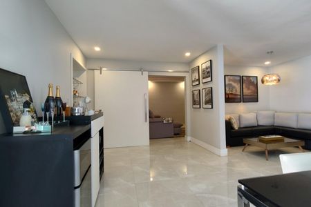 Casa de condomínio à venda com 480m², 4 quartos e 1 vaga Casa de condomínio à venda com 480m², 4 quartos e 1 vagaSala