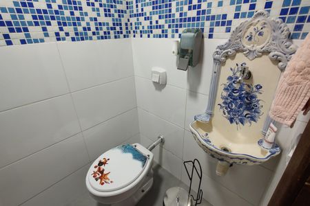 Casa de condomínio à venda com 480m², 4 quartos e 1 vaga Casa de condomínio à venda com 480m², 4 quartos e 1 vagaBanheiro do Espaço Gourmet