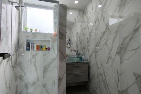 Casa de condomínio à venda com 480m², 4 quartos e 1 vaga Casa de condomínio à venda com 480m², 4 quartos e 1 vagaBanheiro da Suíte 2