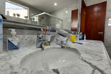 Casa de condomínio à venda com 480m², 4 quartos e 1 vaga Casa de condomínio à venda com 480m², 4 quartos e 1 vagaBanheiro da Suíte 1