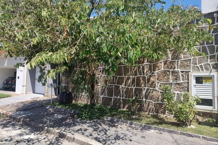 Casa de condomínio à venda com 480m², 4 quartos e 1 vaga Casa de condomínio à venda com 480m², 4 quartos e 1 vagaFachada