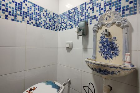 Casa de condomínio à venda com 480m², 4 quartos e 1 vaga Casa de condomínio à venda com 480m², 4 quartos e 1 vagaBanheiro do Espaço Gourmet