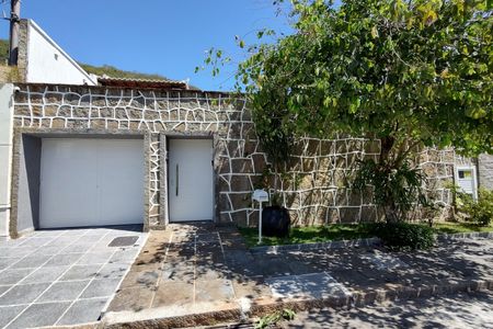 Casa de condomínio à venda com 480m², 4 quartos e 1 vaga Casa de condomínio à venda com 480m², 4 quartos e 1 vagaFachada