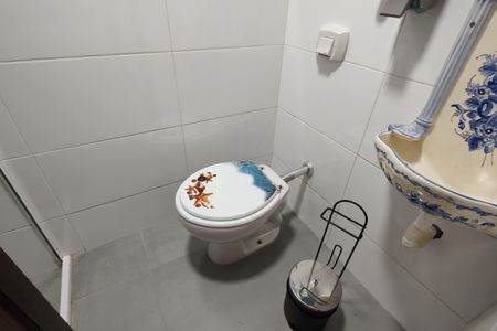 Casa de condomínio à venda com 480m², 4 quartos e 1 vaga Casa de condomínio à venda com 480m², 4 quartos e 1 vagaBanheiro do Espaço Gourmet