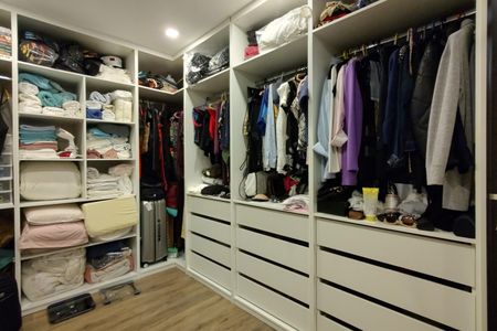 Casa de condomínio à venda com 480m², 4 quartos e 1 vaga Casa de condomínio à venda com 480m², 4 quartos e 1 vagaCloset da suíte 1