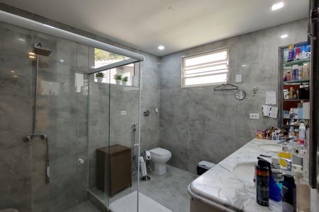 Casa de condomínio à venda com 480m², 4 quartos e 1 vaga Casa de condomínio à venda com 480m², 4 quartos e 1 vagaBanheiro da Suíte 1