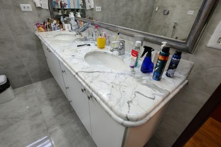 Casa de condomínio à venda com 480m², 4 quartos e 1 vaga Casa de condomínio à venda com 480m², 4 quartos e 1 vagaBanheiro da Suíte 1