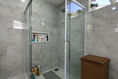 Casa de condomínio à venda com 480m², 4 quartos e 1 vaga Casa de condomínio à venda com 480m², 4 quartos e 1 vagaBanheiro da Suíte 1