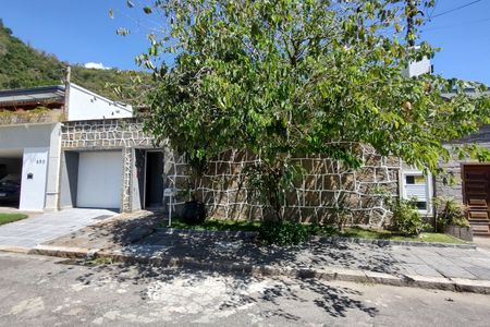 Casa de condomínio à venda com 480m², 4 quartos e 1 vaga Casa de condomínio à venda com 480m², 4 quartos e 1 vagaFachada