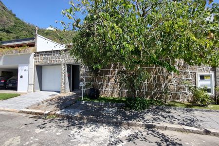 Casa de condomínio à venda com 480m², 4 quartos e 1 vaga Casa de condomínio à venda com 480m², 4 quartos e 1 vagaFachada