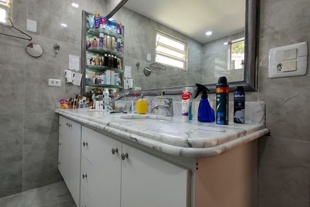 Casa de condomínio à venda com 480m², 4 quartos e 1 vaga Casa de condomínio à venda com 480m², 4 quartos e 1 vagaBanheiro da Suíte 1