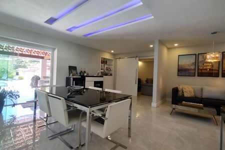 Sala de casa de condomínio à venda com 4 quartos, 480m² em Jacarepaguá, Rio de Janeiro