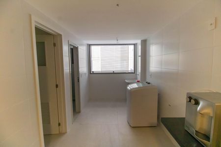 Apartamento à venda com 214m², 4 quartos e 2 vagas Apartamento à venda com 214m², 4 quartos e 2 vagasCozinha e Área de Serviço