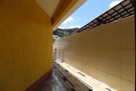 Casa de condomínio para alugar com 260m², 2 quartos e 2 vagasLateral da casa