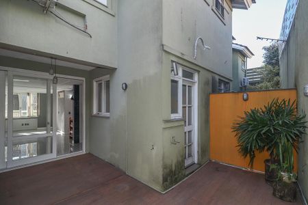 Casa de condomínio à venda com 167m², 3 quartos e 2 vagasFundos