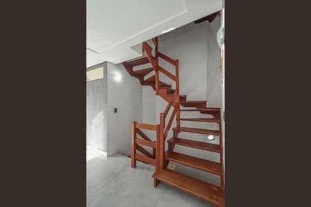 Casa de condomínio à venda com 167m², 3 quartos e 2 vagasEscada