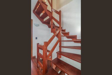 Casa de condomínio à venda com 167m², 3 quartos e 2 vagasEscada 2