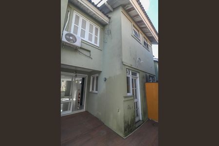 Casa de condomínio à venda com 167m², 3 quartos e 2 vagasFundos