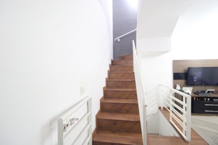 Casa de condomínio para alugar com 170m², 3 quartos e 2 vagasEscada