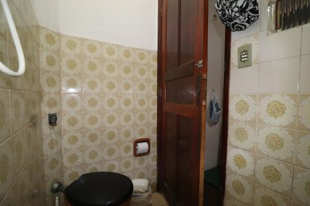 Casa à venda com 240m², 2 quartos e 5 vagasCasa 1 - Banheiro de serviço