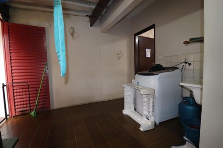 Casa à venda com 240m², 2 quartos e 5 vagasCasa 1 - Área de Serviço