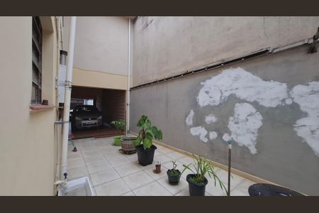 Casa à venda com 240m², 2 quartos e 5 vagas Casa à venda com 240m², 2 quartos e 5 vagasQuintal