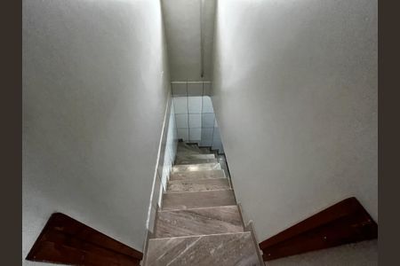 Casa à venda com 225m², 3 quartos e 5 vagasEscada