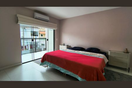 Casa de condomínio à venda com 180m², 3 quartos e sem vaga Casa de condomínio à venda com 180m², 3 quartos e sem vagaSuíte