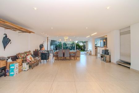 Casa à venda com 330m², 3 quartos e 3 vagas Casa à venda com 330m², 3 quartos e 3 vagasGaragem