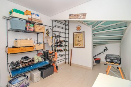 Casa à venda com 330m², 3 quartos e 3 vagas Casa à venda com 330m², 3 quartos e 3 vagasDepósito