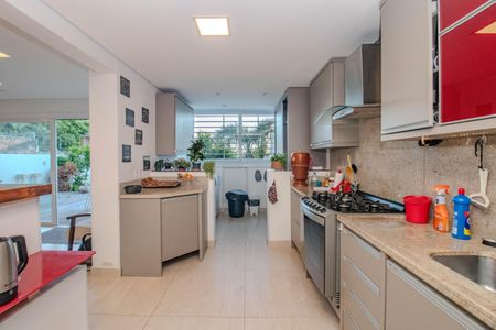 Casa à venda com 330m², 3 quartos e 3 vagas Casa à venda com 330m², 3 quartos e 3 vagasCozinha e Área de Serviço