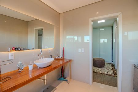 Casa à venda com 330m², 3 quartos e 3 vagas Casa à venda com 330m², 3 quartos e 3 vagasBanheiro da Suíte 1