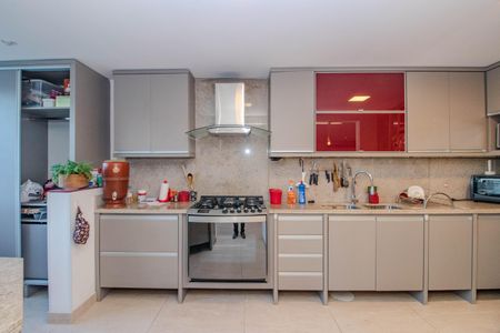 Casa à venda com 330m², 3 quartos e 3 vagas Casa à venda com 330m², 3 quartos e 3 vagasCozinha e Área de Serviço