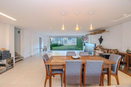 Casa à venda com 330m², 3 quartos e 3 vagas Casa à venda com 330m², 3 quartos e 3 vagasGaragem