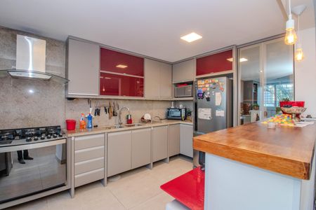 Casa à venda com 330m², 3 quartos e 3 vagas Casa à venda com 330m², 3 quartos e 3 vagasCozinha e Área de Serviço