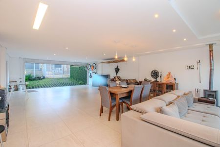 Casa à venda com 330m², 3 quartos e 3 vagas Casa à venda com 330m², 3 quartos e 3 vagasGaragem