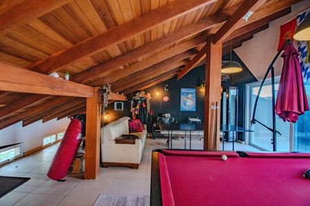 Casa à venda com 330m², 3 quartos e 3 vagas Casa à venda com 330m², 3 quartos e 3 vagasSótão