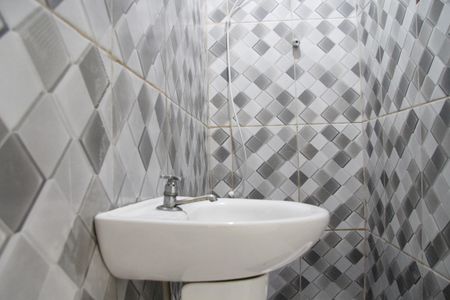 Banheiro Social de kitnet/studio para alugar com 1 quarto, 25m² em Jardim Adriana, Guarulhos